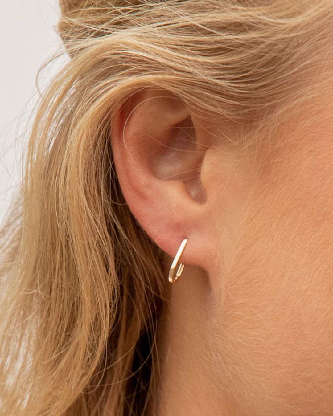 Alternative view of 14k Gold Parker Single Link Huggie