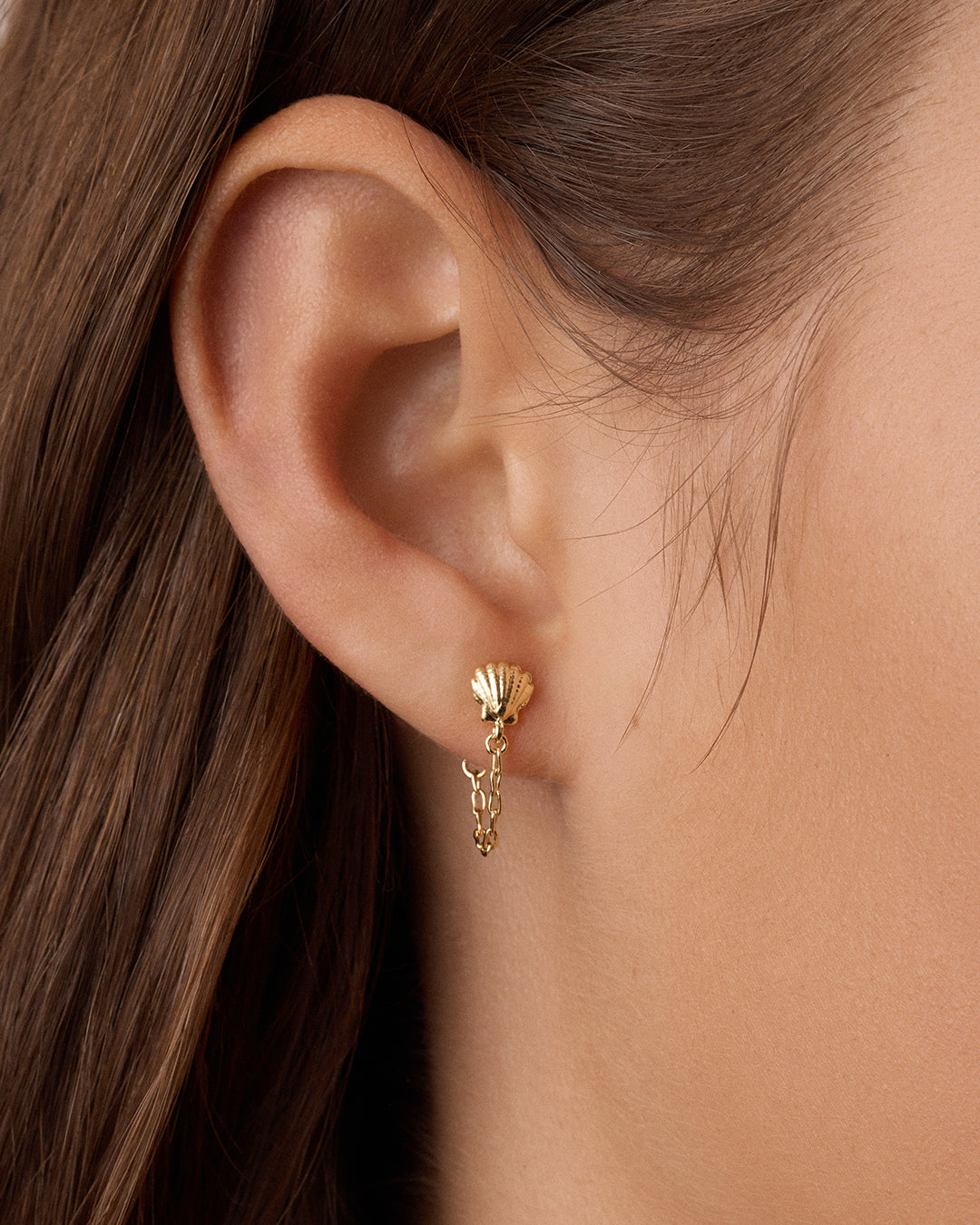 Alternative view of Shell Chain Huggies