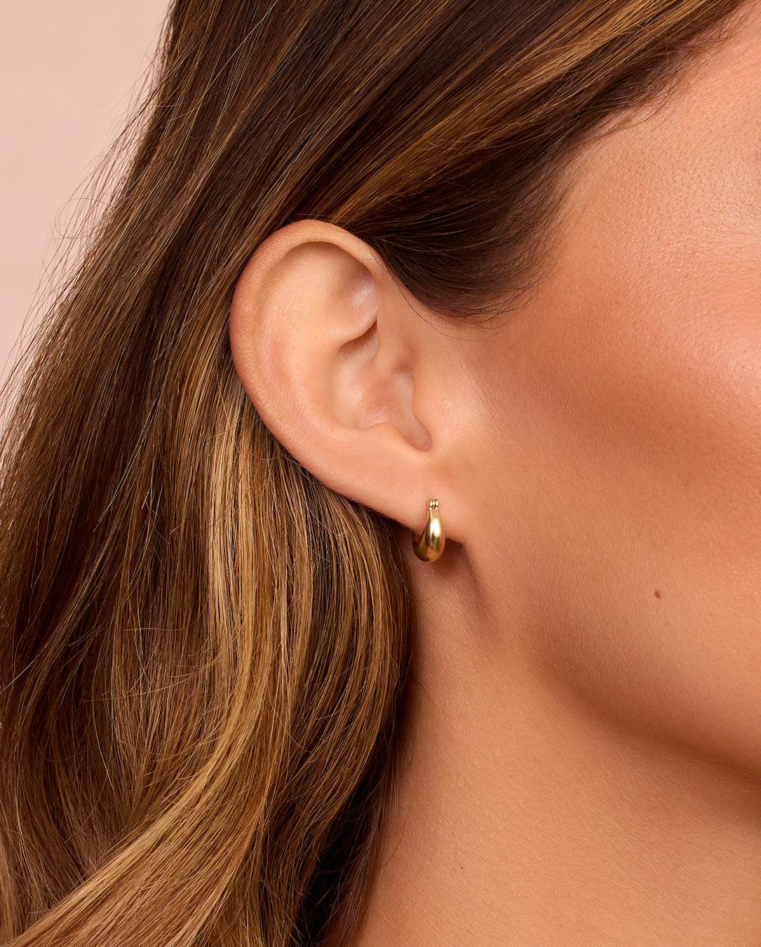 Alternative view of 14k Gold Banks Single Huggie